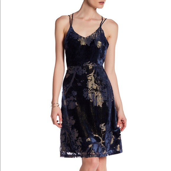Romeo & Juliet Couture Dresses & Skirts - Romeo & Juliet Couture sleeveless cross back dress